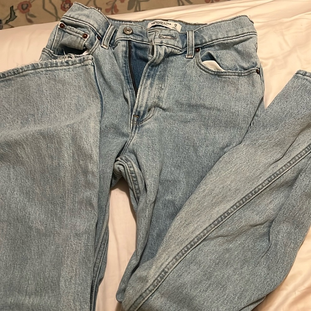 Abercrombie High rise 90s relaxed light wash denim jean, waist 26